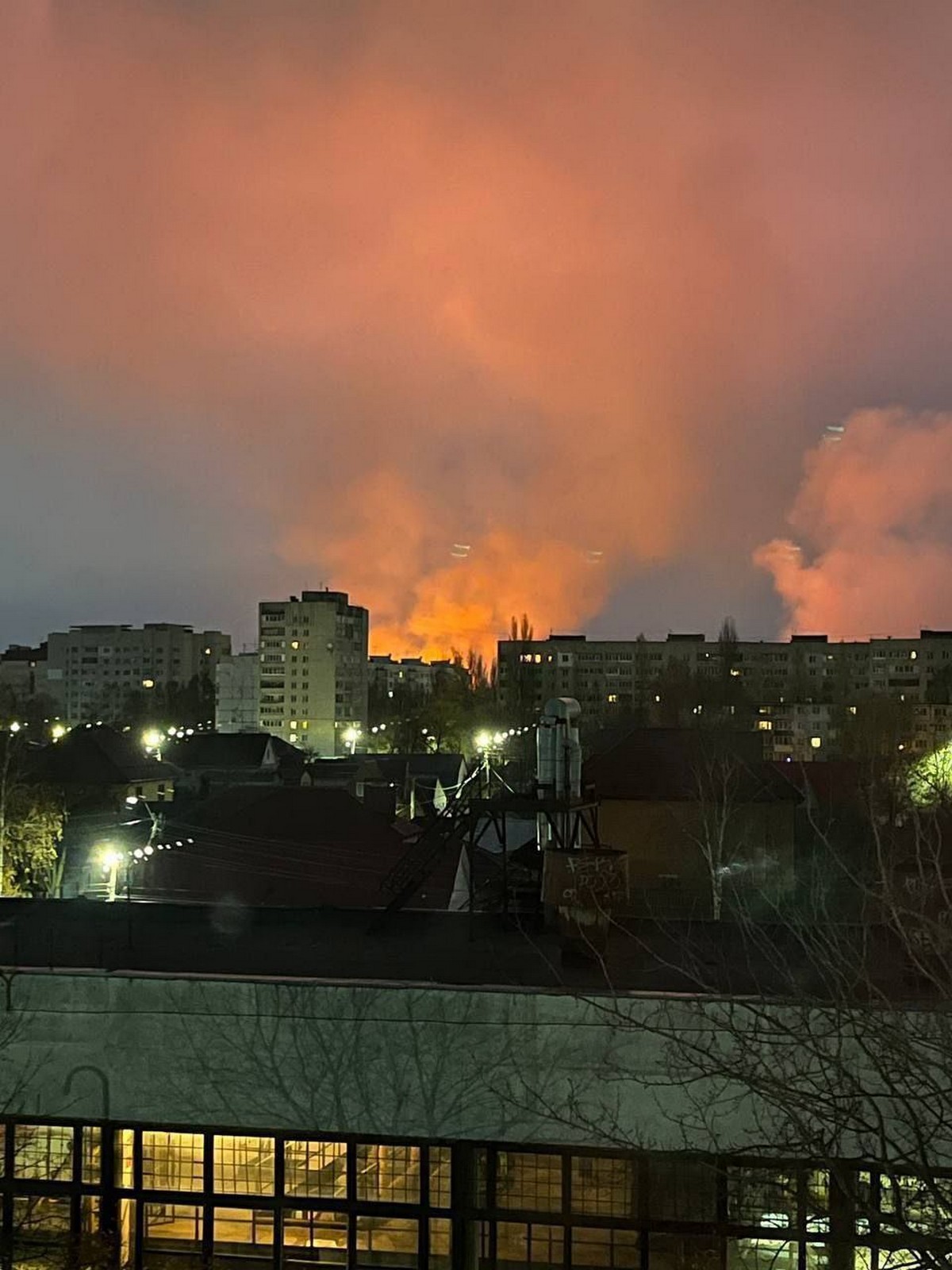 «Пора сваливать отсюда»: Підмосков’я у вогні через масовану атаку БПЛА, в Брянську теж вибухало (відео)