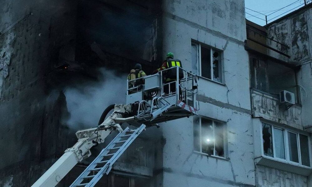 Атака по Києву 2 листопада - зафіксовано падіння уламків ворожих дронів, сталася пожежа