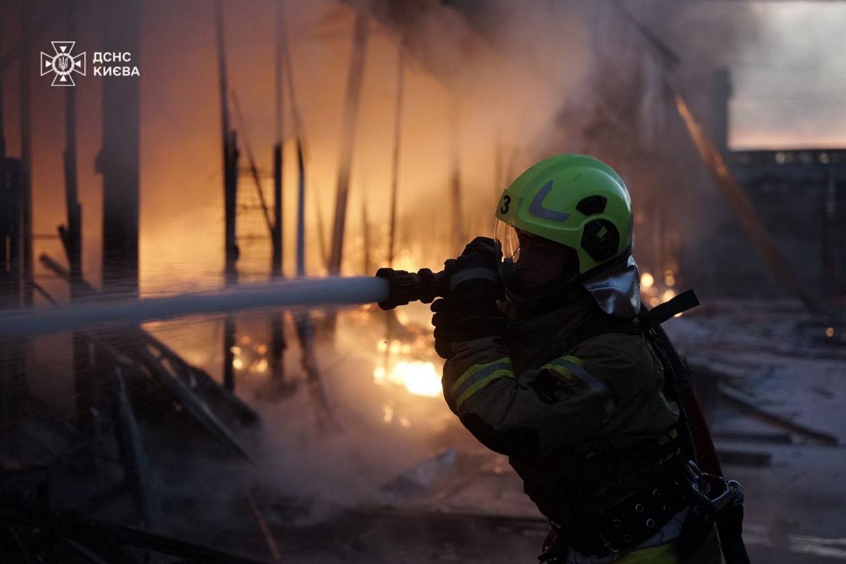 Ворог масовано атакував Київ: фото, відео