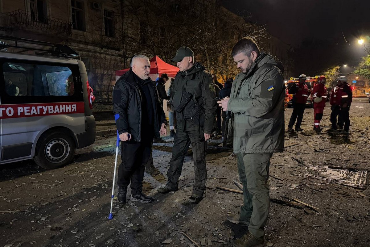 Ворог масовано атакував Одесу: зруйновано багатоповерхівку в центрі, є загибла і поранені (фото, відео)