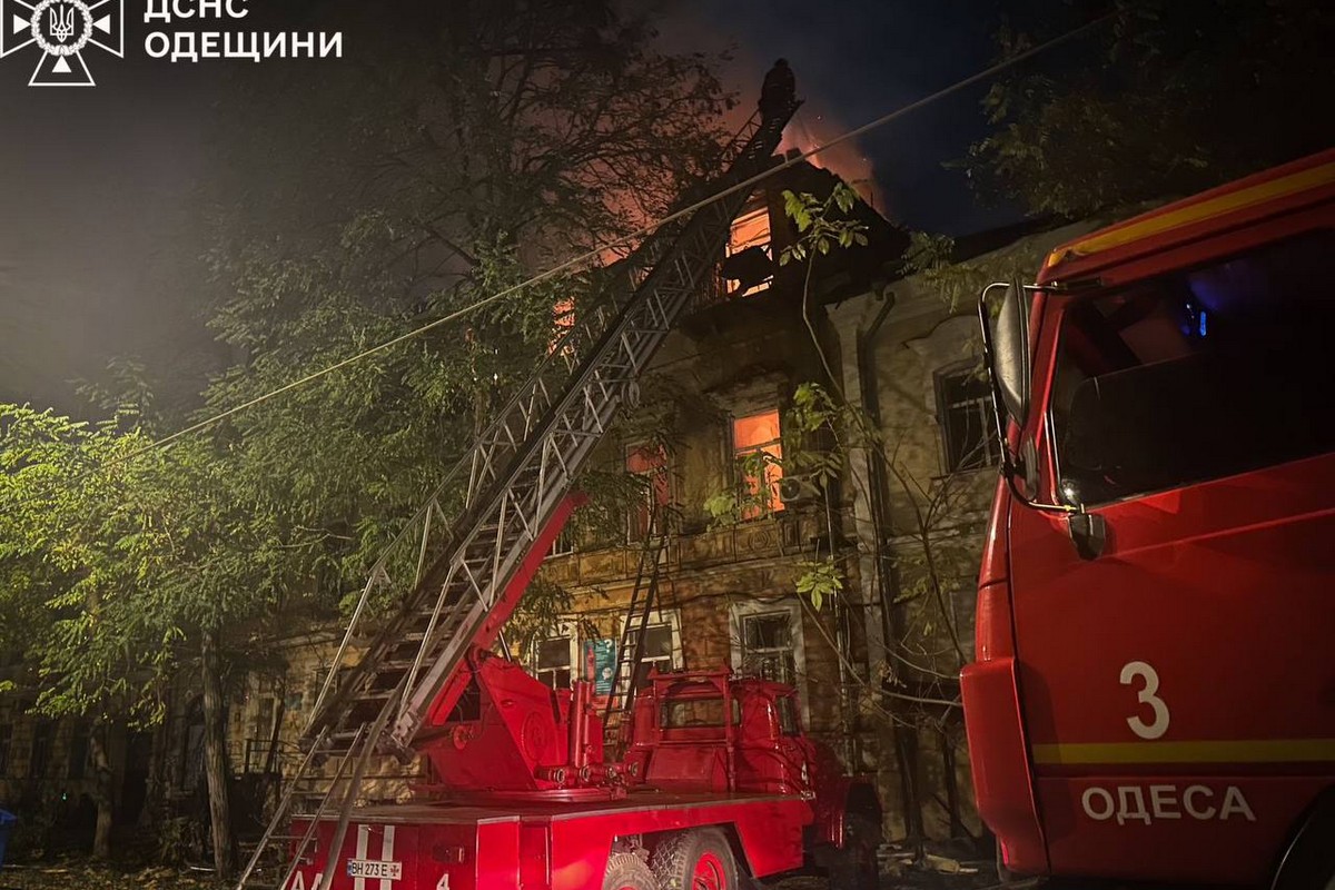 Ворог масовано атакував Одесу: зруйновано багатоповерхівку в центрі, є загибла і поранені (фото, відео)