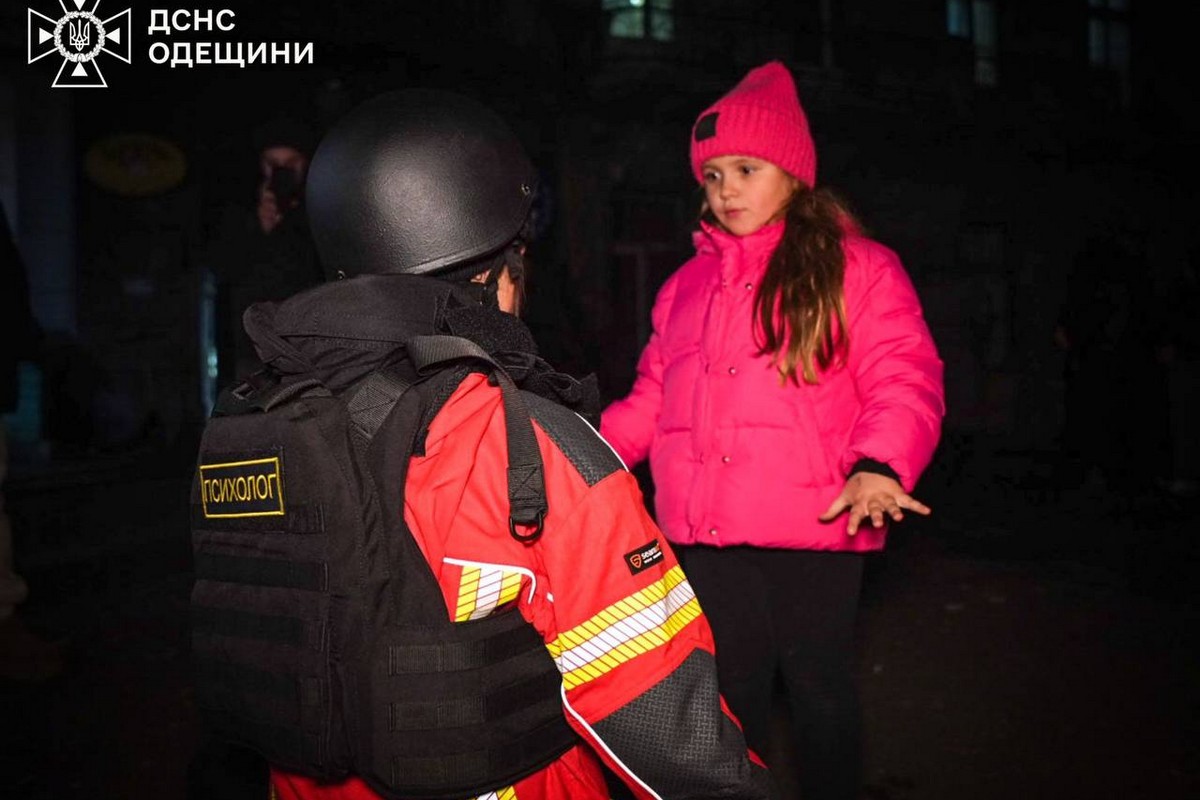 Ворог масовано атакував Одесу: зруйновано багатоповерхівку в центрі, є загибла і поранені (фото, відео)