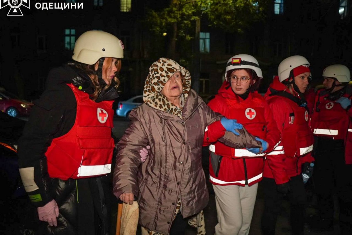 Ворог масовано атакував Одесу: зруйновано багатоповерхівку в центрі, є загибла і поранені (фото, відео)