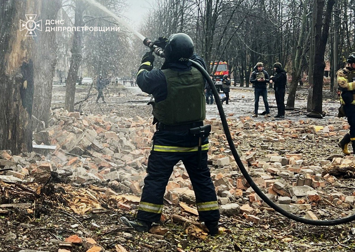 Ворог завдав ракетного удару по Кривому Рогу: багато постраждалих, серед них діти (фото)