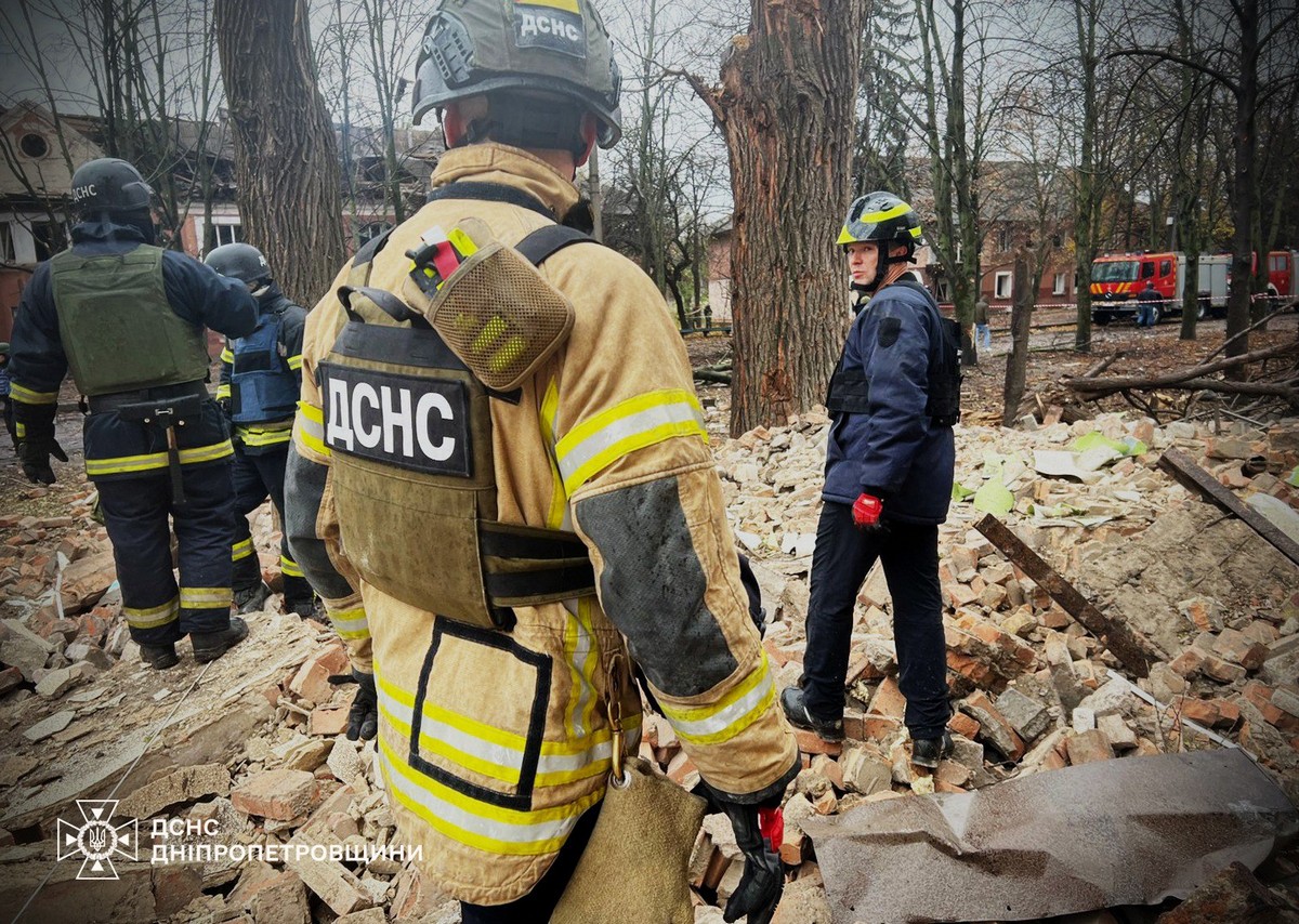 Ворог завдав ракетного удару по Кривому Рогу: багато постраждалих, серед них діти (фото)