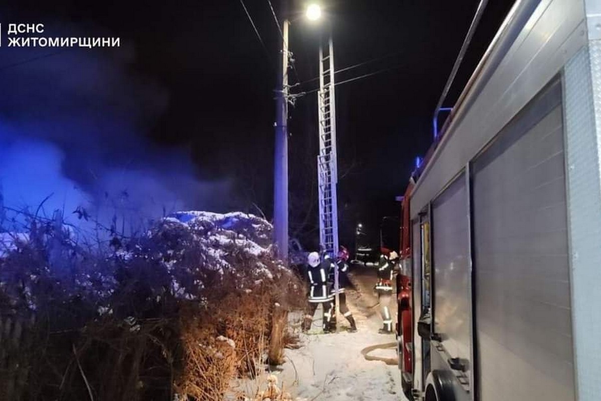 Тіла трьох людей виявили у палаючому будинку у Бердичіві (фото)