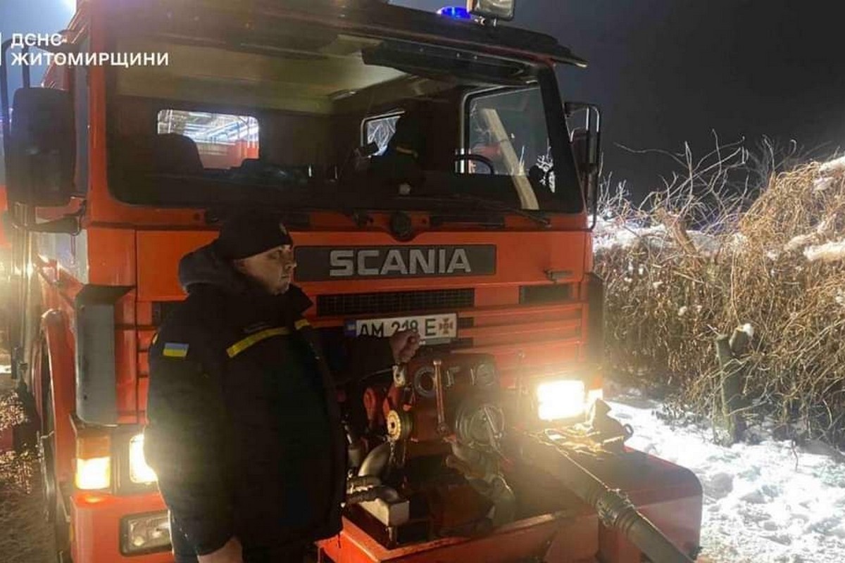 Тіла трьох людей виявили у палаючому будинку у Бердичіві (фото)