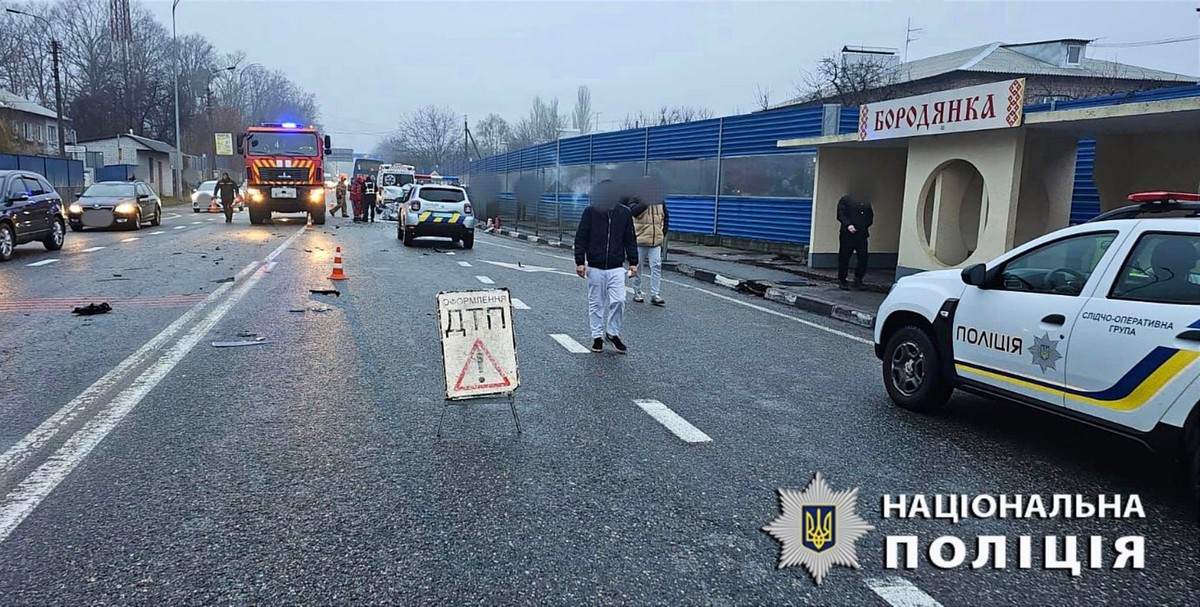 Легковик влетів у автобус з 30 пасажирами: смертельна ДТП біля Бородянки