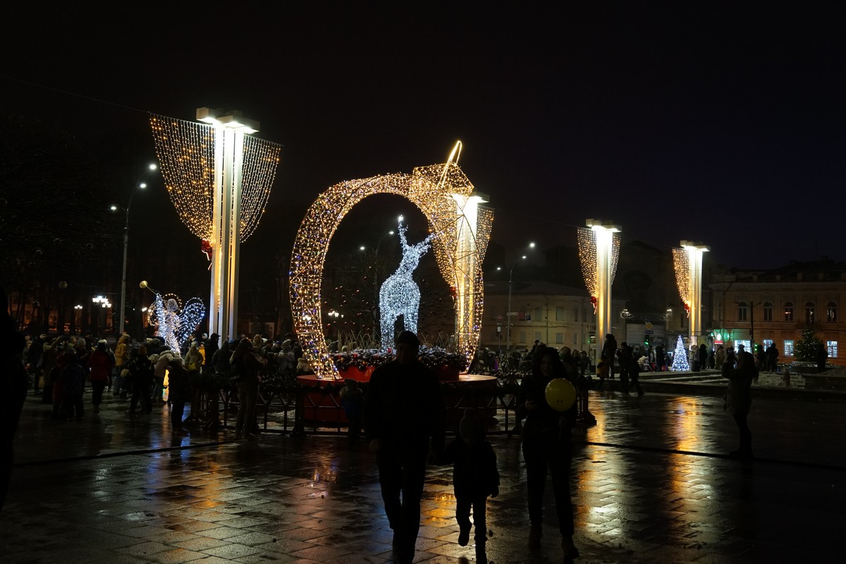 Харків, інсталяція біля Оперного театру (Фото Дар'ї Лобанок)