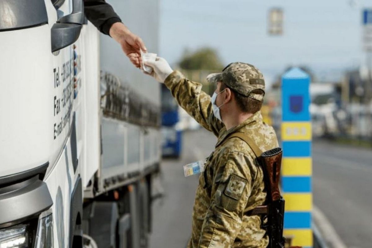 В Україні змінили правила перетину кордону для водіїв з гумдопомогою 