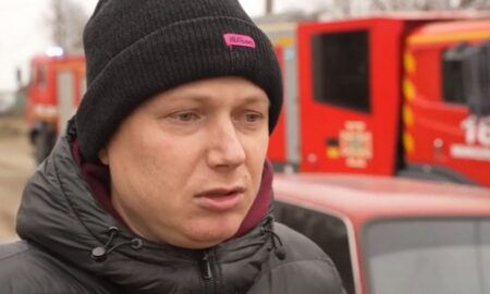 «Відкрив двері, а в коридорчику діти»: 4 малюків ледь не згоріли у Миколаєві – їх врятував сусід (фото, відео)