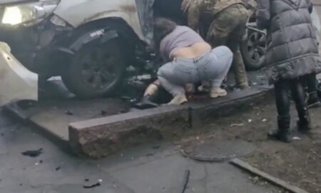 В центрі Донецька вибухнув автомобіль: повідомляють про ліквідацію начальника Оленівської колонії (відео)Оленівської колонії (відео)