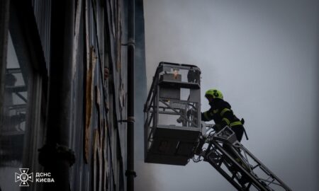 Масштабна пожежа у Києві: горів офіс, жінка була заблокована у приміщенні (фото)