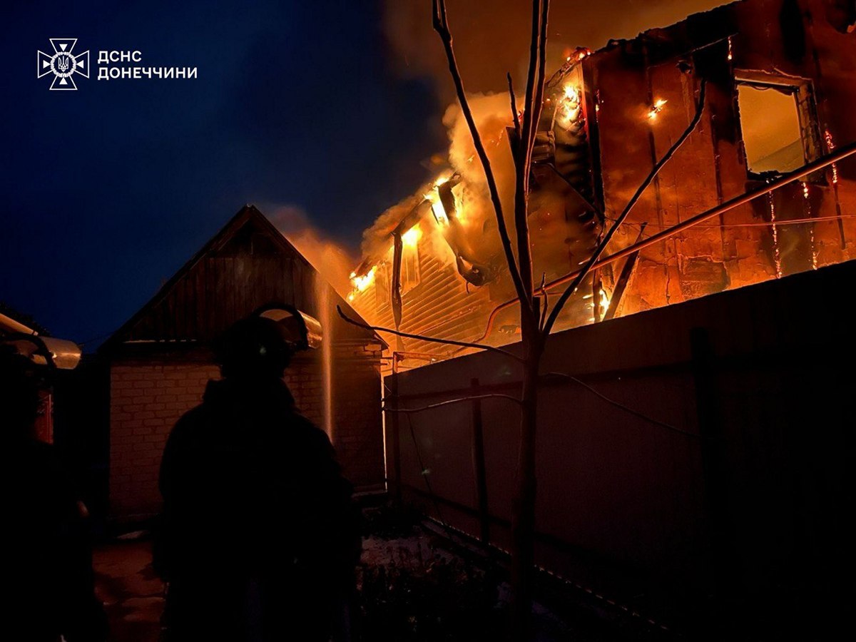 Через обстріл Покровська сталася пожежа - рятувальники ліквідовують наслідки 