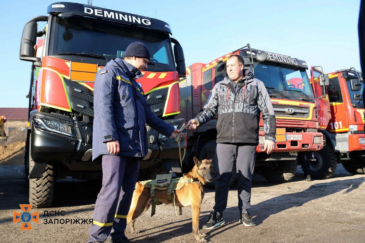 Після 9 років служби: рятувальники Запоріжжя провели на заслужений відпочинок пса-сапера