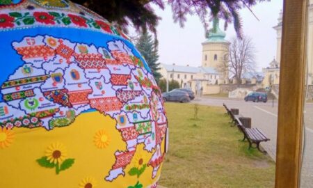 У Жовкві зафіксували рекорд України, створивши майже триметрову вишиту різдвяну кулю