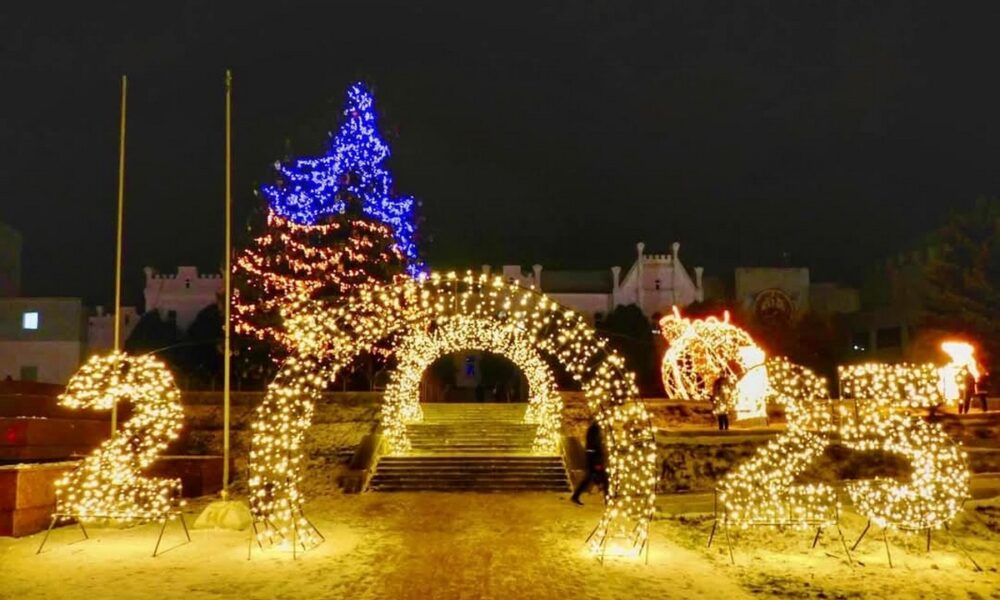 Ялинки під обстрілами: як прикрасили прифронтові міста напередодні Нового року