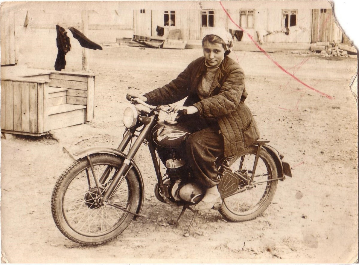 Дівчина на мотоциклі. Гуляйполе, 29.07.1955