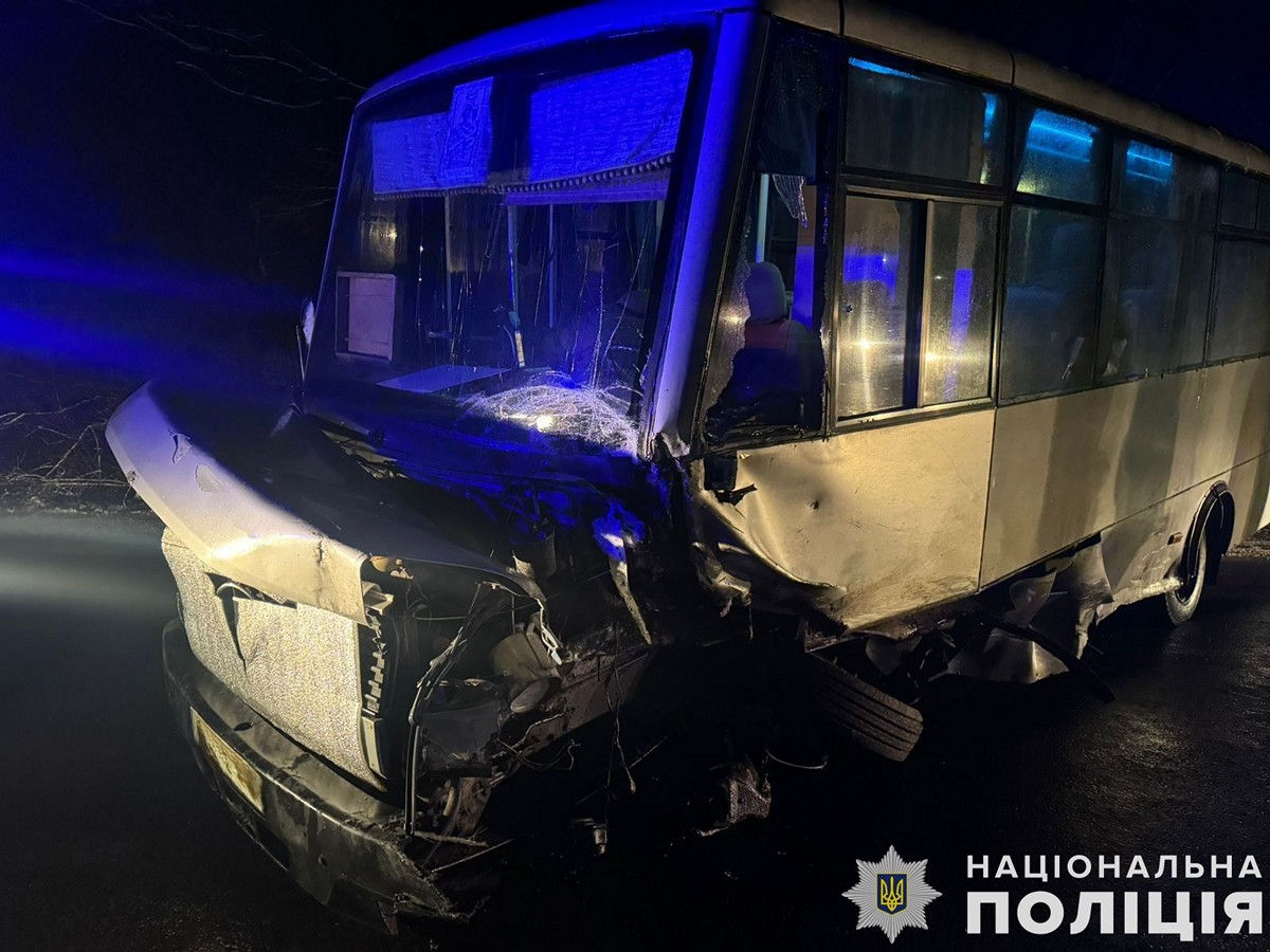 ДТП поблизу Львова – зіткнулися автівка та автобус, багато постраждалих