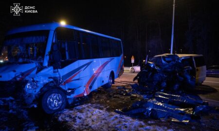 ДТП з маршруткою у Києві: є загиблі і багато постраждалих, серед них діти (фото)