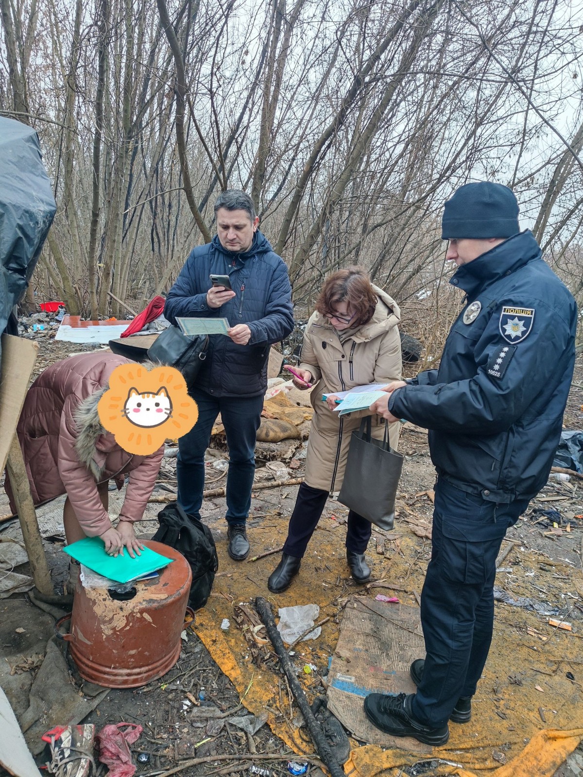 Спали просто на сирій землі: 5 дітей жили в халабуді у посадці на Тернопільщині (фото)