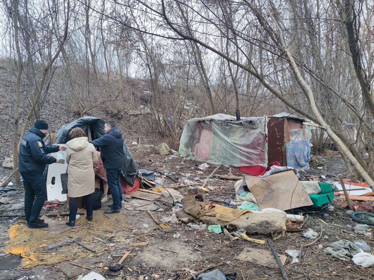 Спали просто на сирій землі: 5 дітей жили в халабуді у посадці на Тернопільщині (фото)