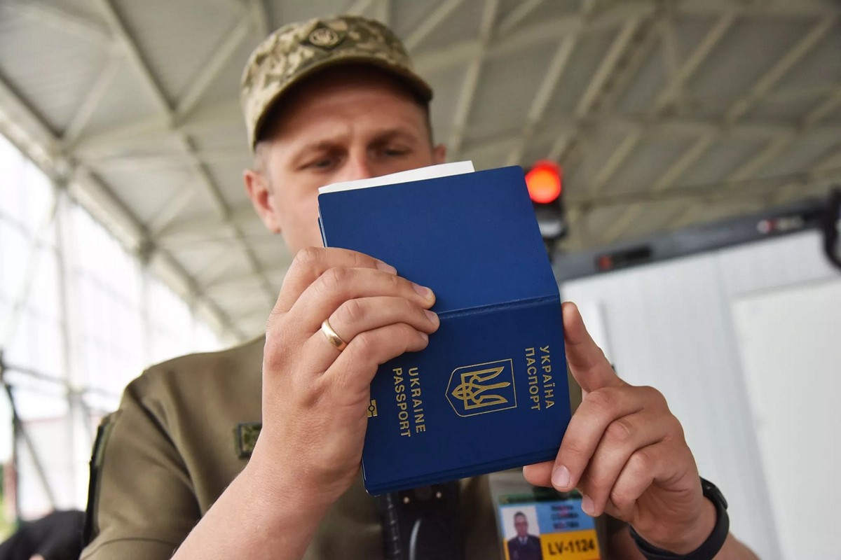 Чи має право на виїзд за кордон рідний брат загиблого військовослужбовця ЗСУ – пояснення адвоката