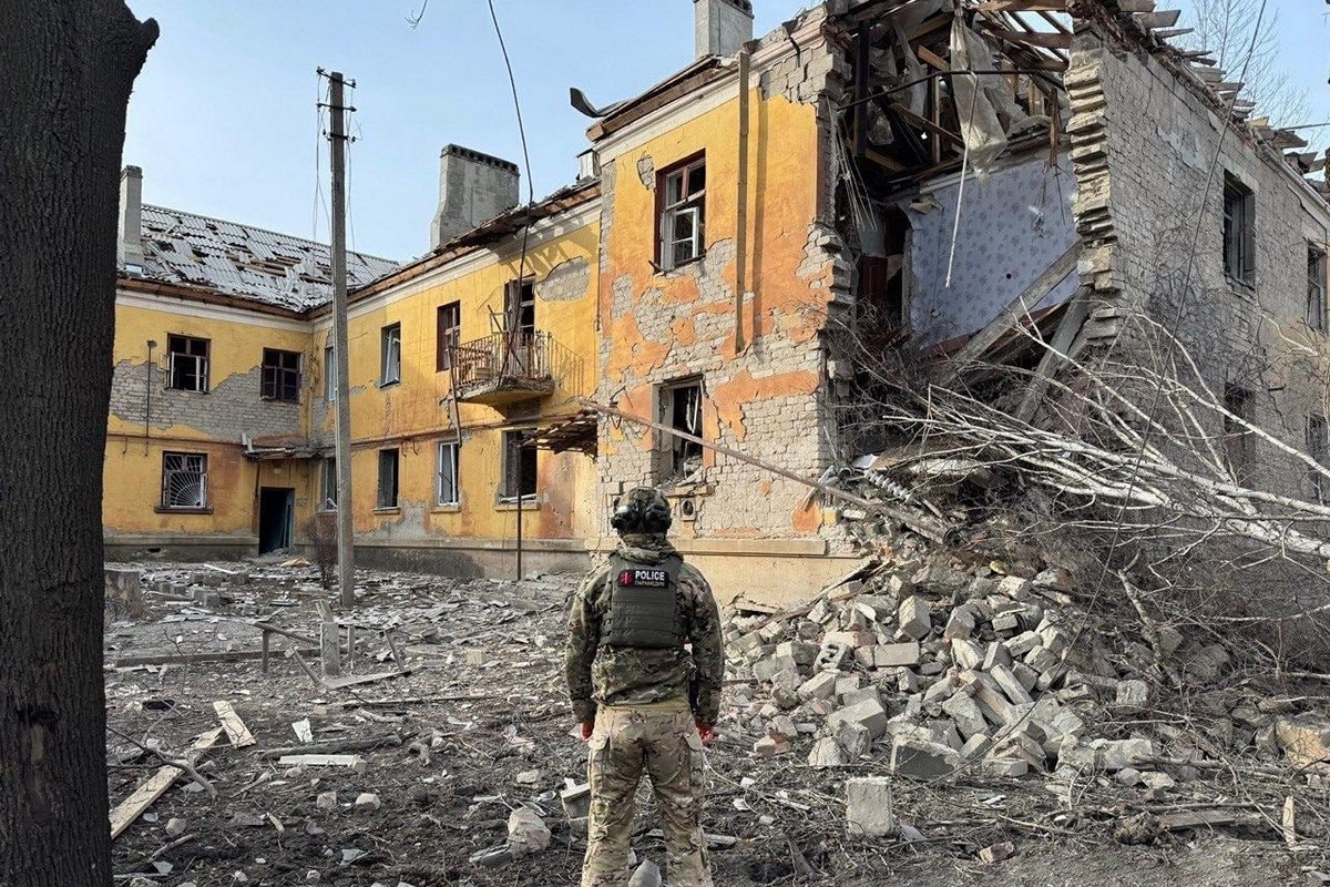 Ворог вдарив 9 бомбами по Костянтинівці: є жертва, поранених рятували парамедики (фото)