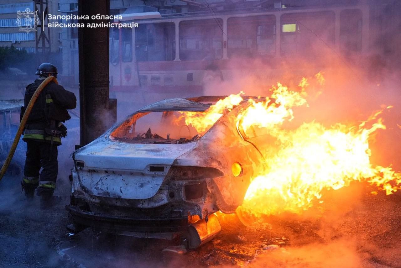 Жахливий удар по Запоріжжю: знову палають автівки, багато постраждалих (фото, відео) 