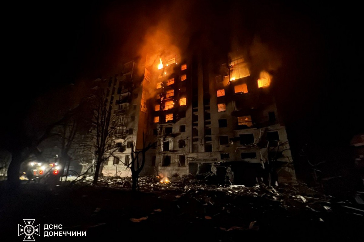 Ворог взявся жорстоко нищити Покровськ: у центрі палали сотні квадратних метрів, мешканців просять евакуюватися