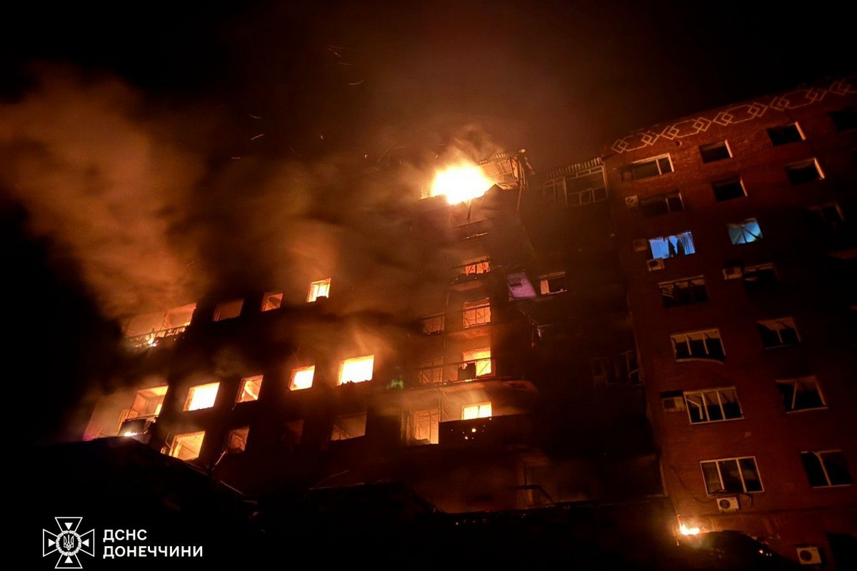 Ворог взявся жорстоко нищити Покровськ: у центрі палали сотні квадратних метрів, мешканців просять евакуюватися