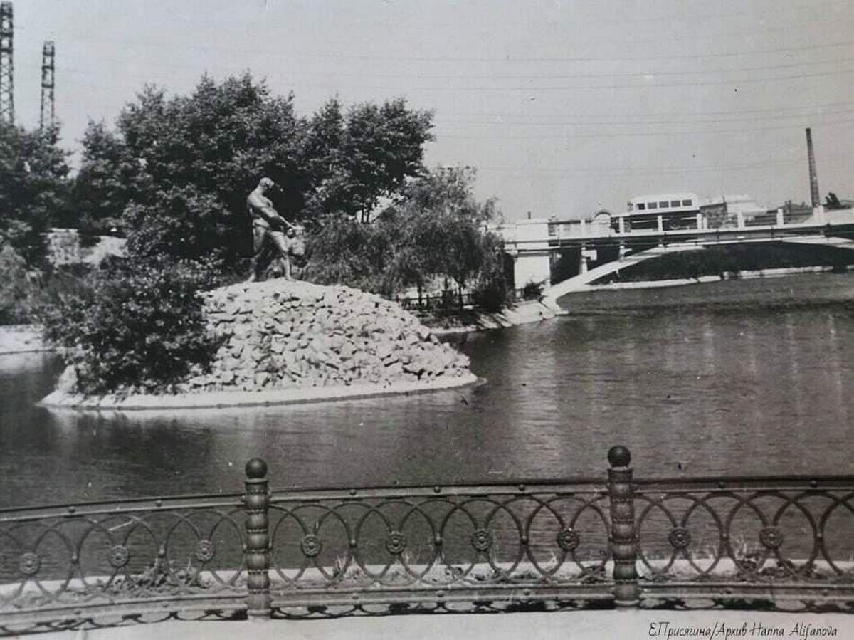 1955 год. Парк им.Чкалова. Скульптура фонтан Самсон разрывающий пасть льва. Архив Hanna Alifanova.