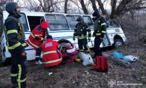 Автобус з пасажирами врізався в дерево, багато постраждалих: ДТП на Дніпропетровщині 6 лютого