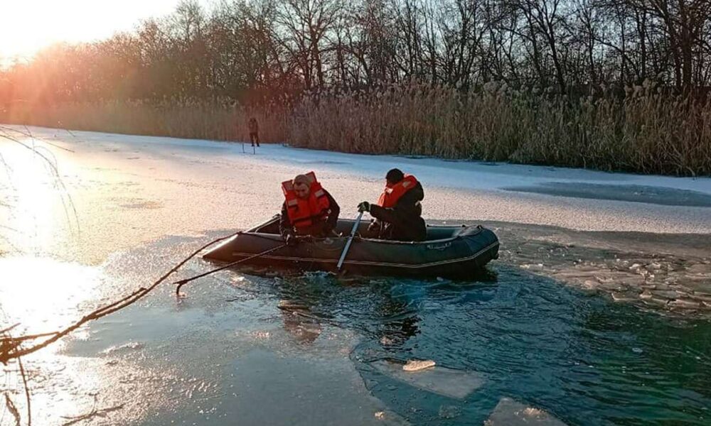 На Дніпропетровщині сьогодні під кригу провалилися двоє чоловіків: у ДСНС озвучили жахливу статистику