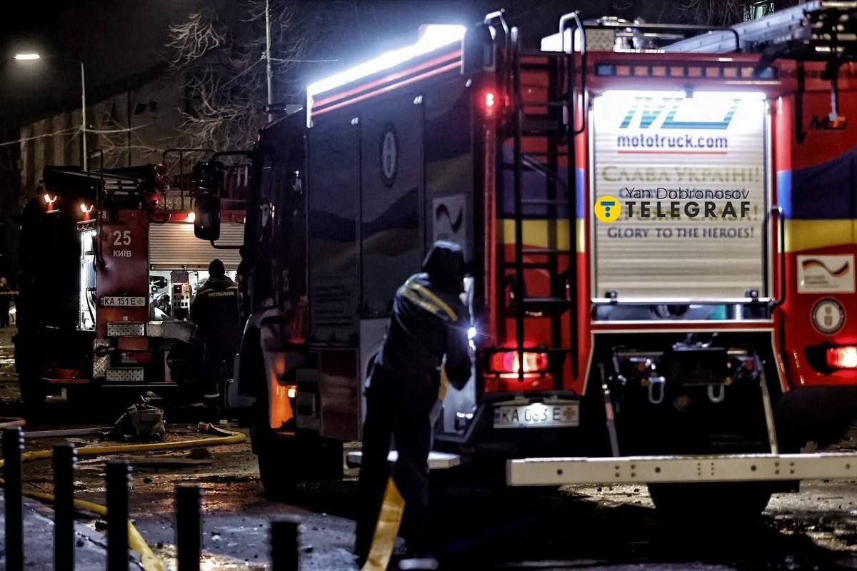 Фото і відео наслідків удару по Києву