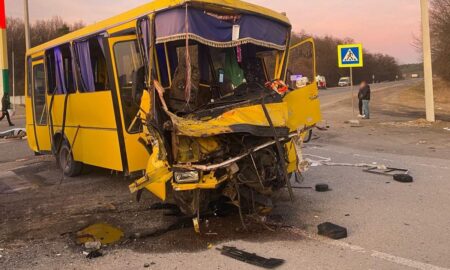 Маршрутка зіткнулася з вантажівкою: є загиблий, 16 постраждалих, серед них діти – моторошна ДТП на Львівщині