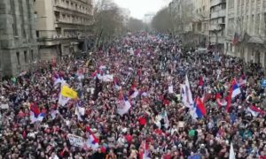 У Сербії  з новою силою спалахнули масштабні протести проти уряду. Белград паралізований у суботу 15 березня. У натовп протестувальників в’їхала автівка. А Вучич готується до гіршого.