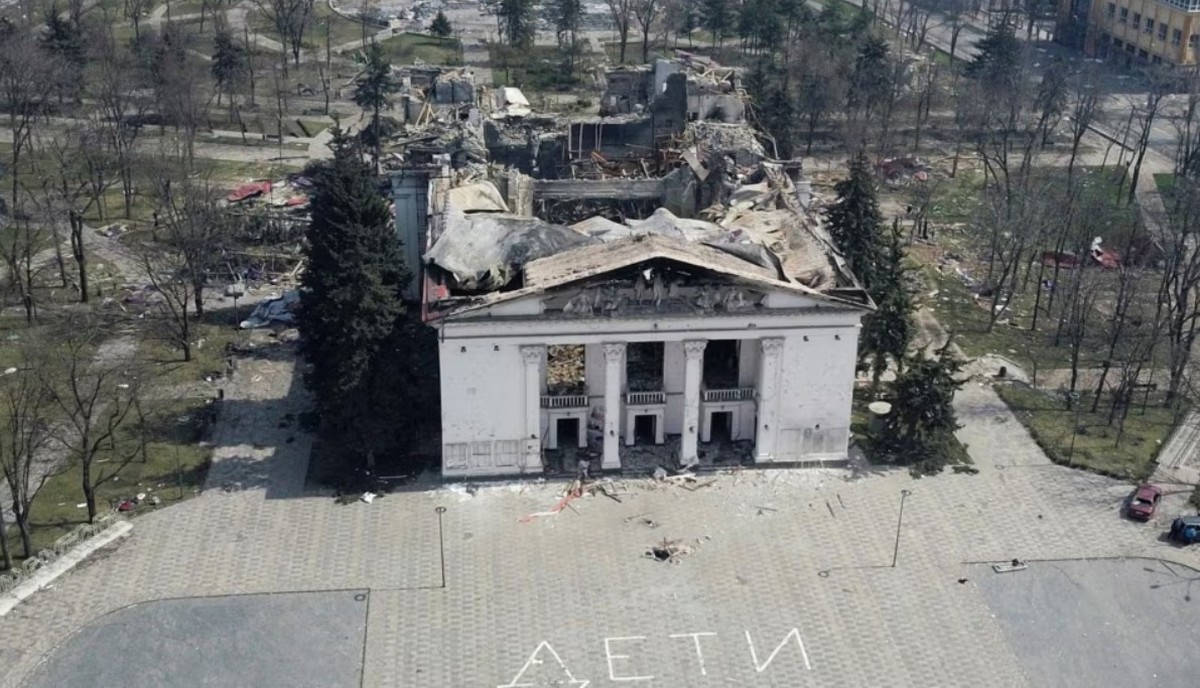 Авіаудар по Маріупольському театру