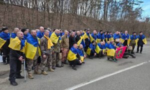 197 українських захисників повернулися додому: відбувся один із найбільших обмінів полоненими