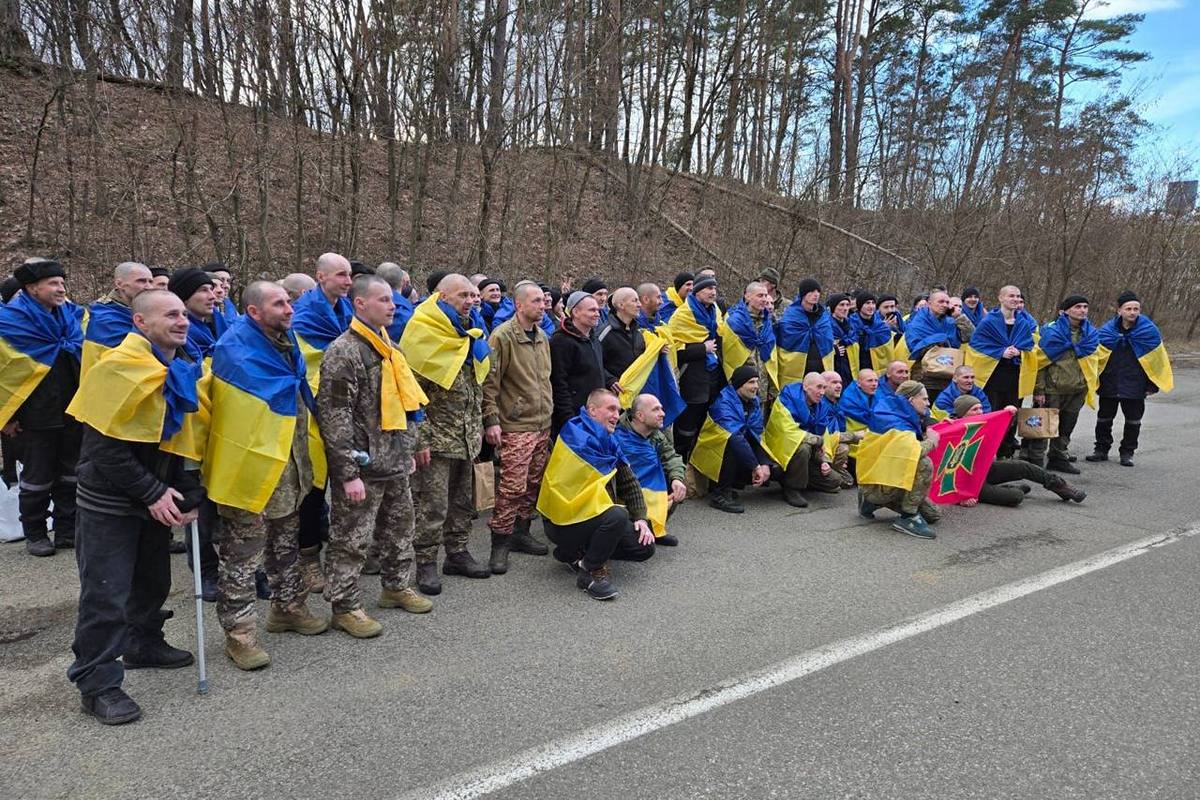 197 українських захисників повернулися додому: відбувся один із найбільших обмінів полоненими