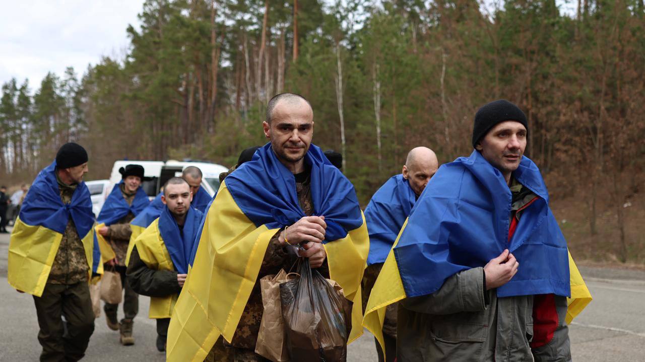 197 українських захисників повернулися додому: відбувся один із найбільших обмінів полоненими