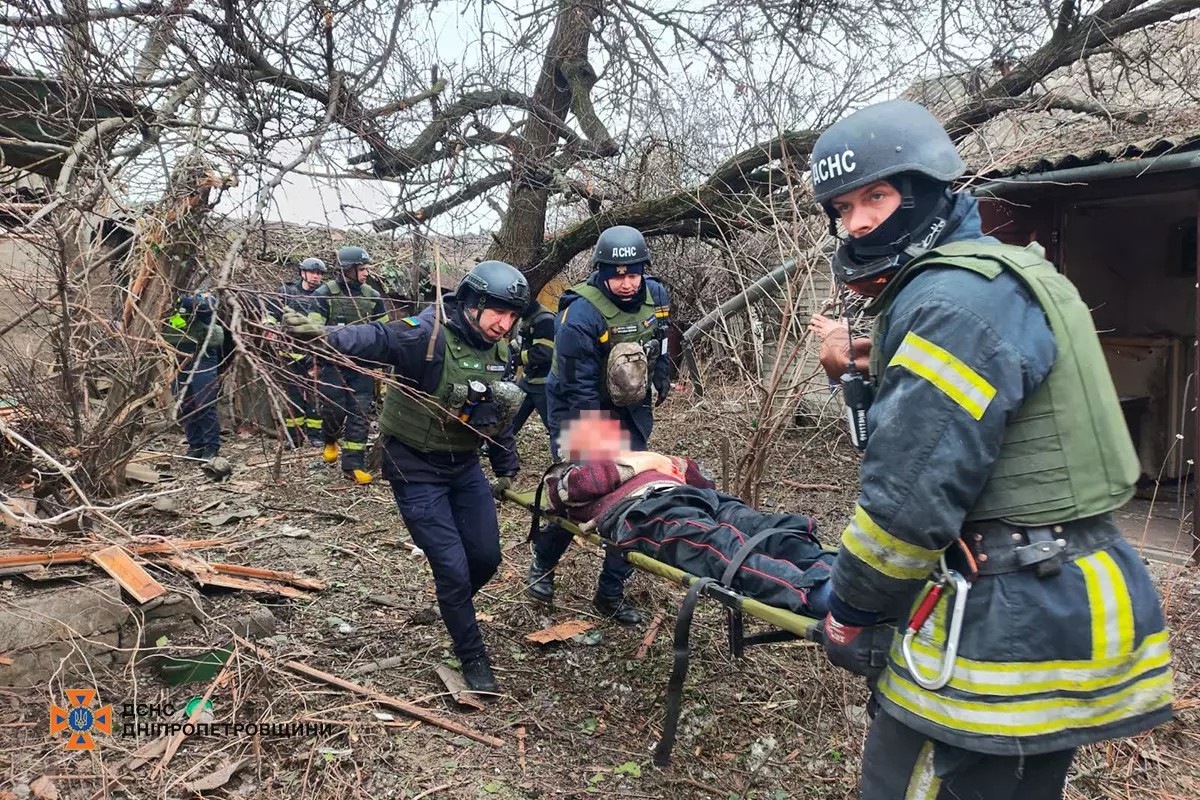 Внаслідок обстрілу по житловому сектору Нікополя зазнали поранення три людини.